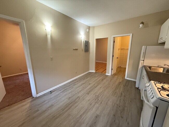 Building Photo - One Month Free at Prime Location: 1 Bed at...