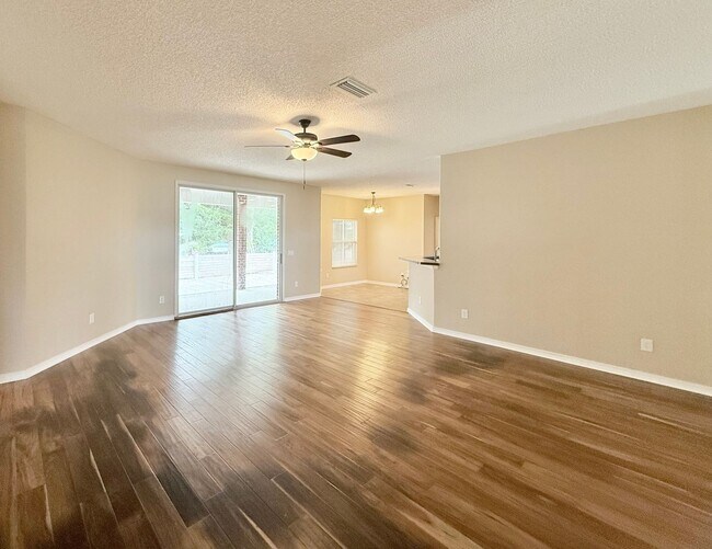 Foto del edificio - 4 Bed/2 Bath Home + Bonus Room