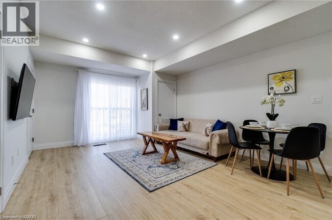 Photo du bâtiment - 600 Victoria St S