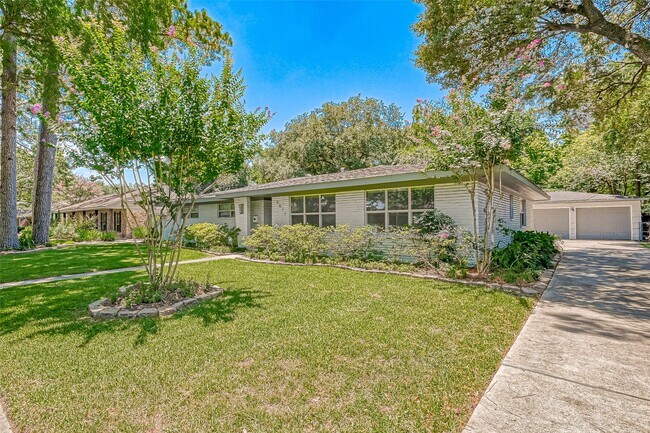 Foto del edificio - 5611 Briarbend Dr