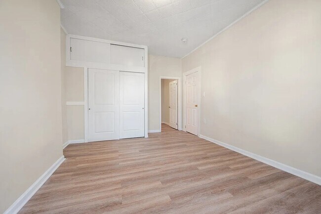 Foto del edificio - 308 E 8th St