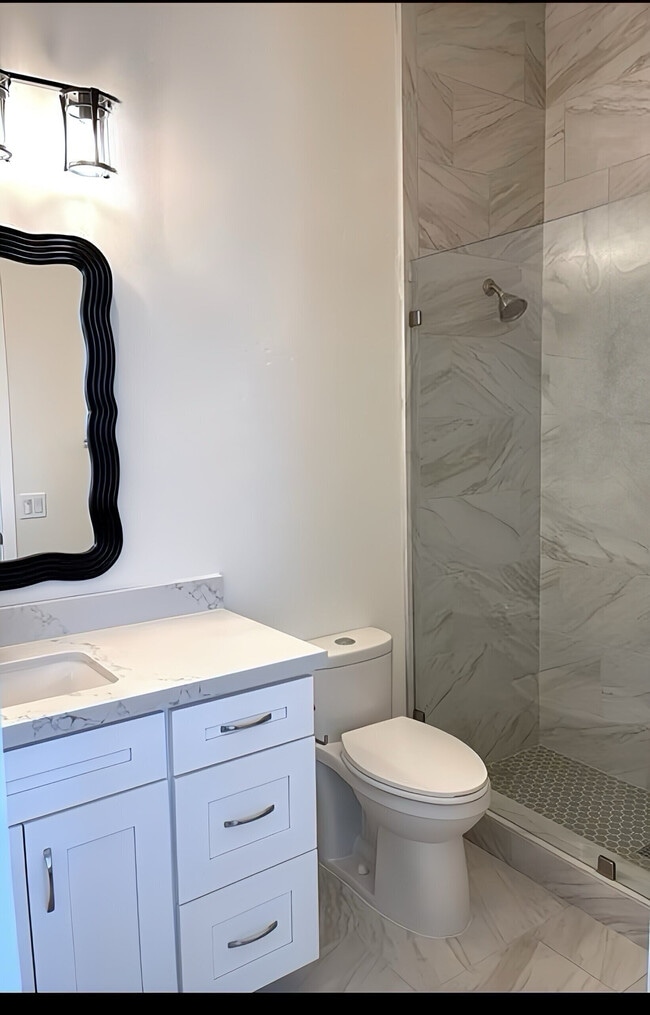 Bright & Beautiful Vanity & Shower - 8014 Shadow Hill Dr