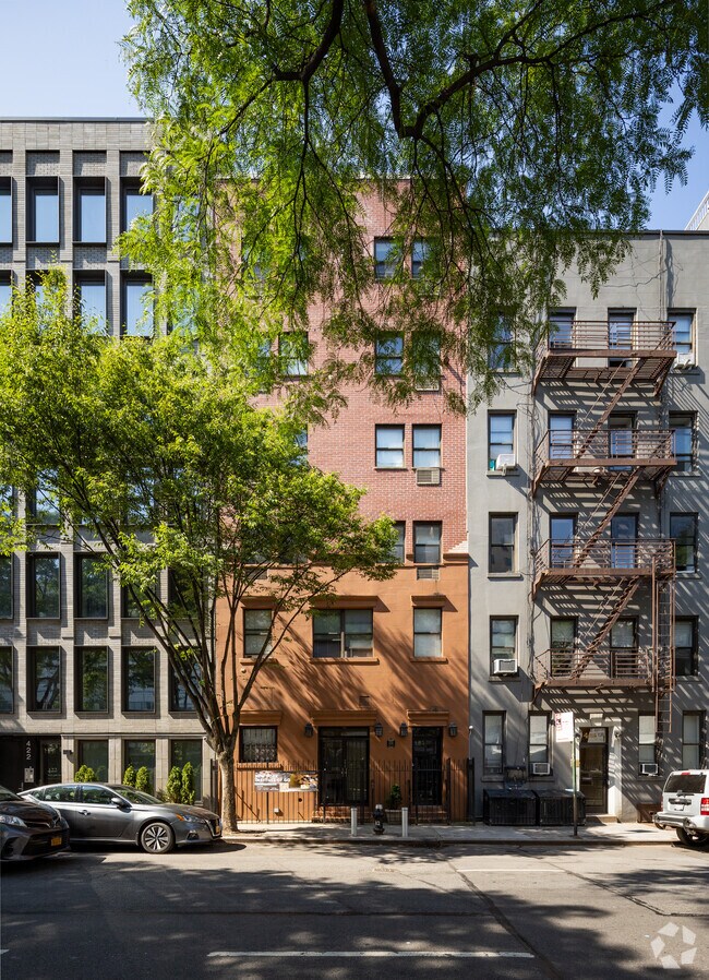 Foto del edificio - 424 W 49th St