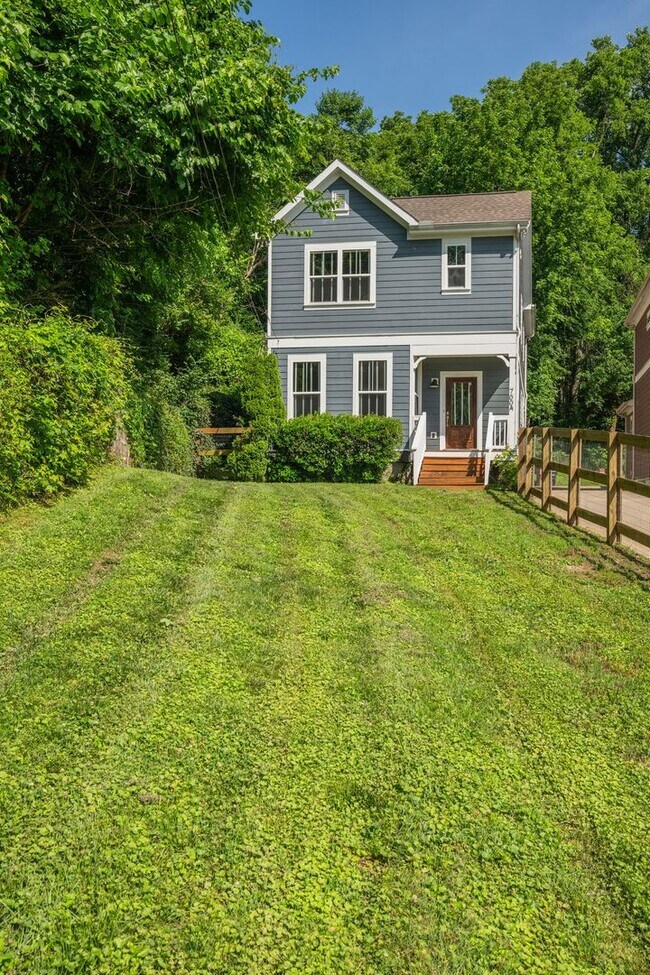 Foto del edificio - Beautiful 3-bed, 2.5-bath home offering 2,003 sq ft in the heart of East Nashville