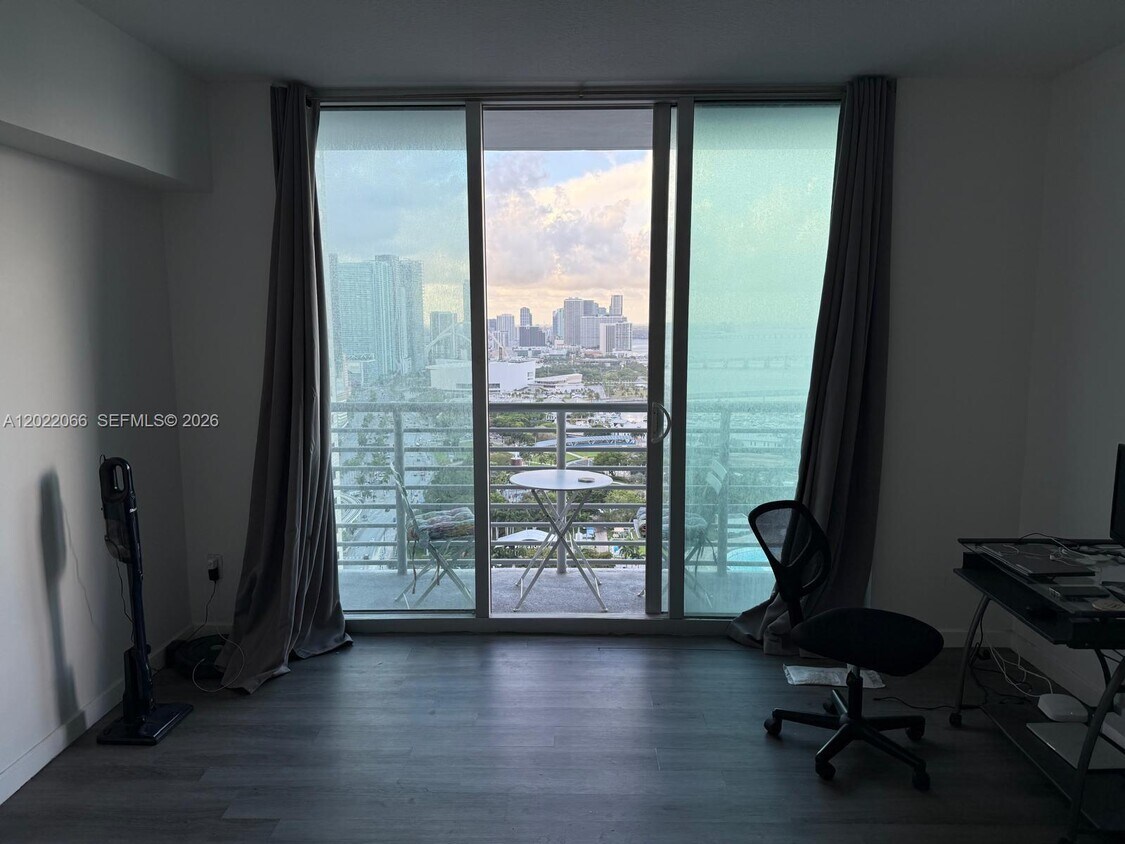 Foto del edificio - 325 S Biscayne Blvd