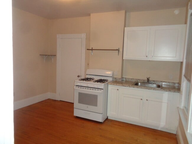 Building Photo - 9 Bond St