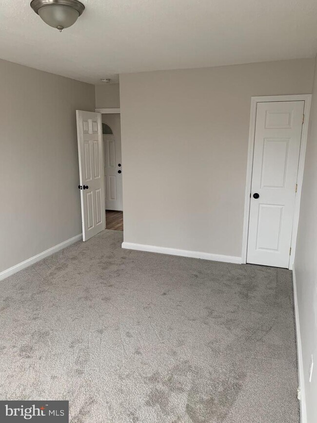 Building Photo - 808 Derwyn Rd