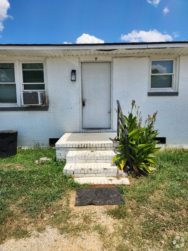 Building Photo - 4835 N Old Laurens Rd