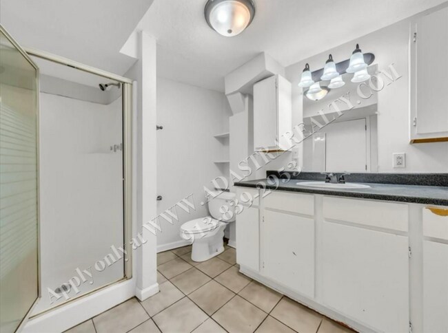 Building Photo - Updated 4 Bed 2 Bath Home in Lees Summit-C...
