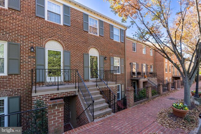 Building Photo - 3293 Sutton Pl NW