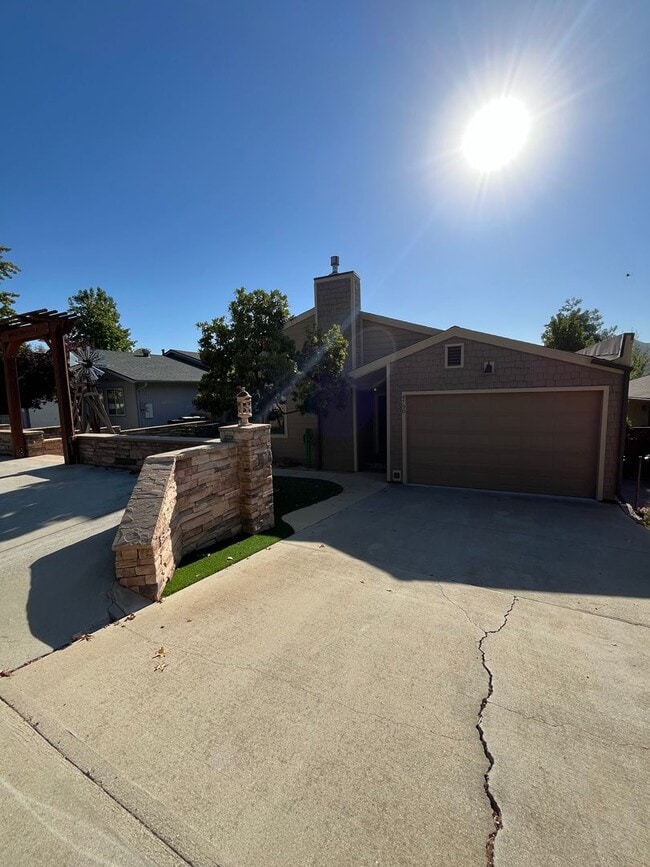 Building Photo - MOVE IN READY!! 3 BEDROOM 2 BATH HOME AVAILABLE 10/05/2025