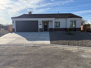 Building Photo - 5640 Desert Lakes Dr