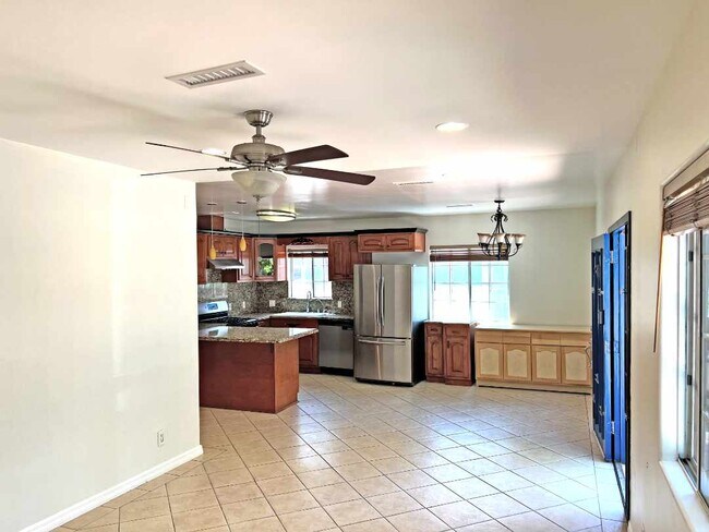 Sala de estar con vista a la cocina, entrada principal a la derecha. - 2330 S Mansfield Ave