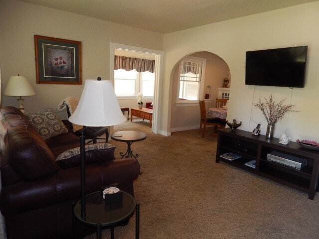 Building Photo - 2 bed/ 1 bath/ 1 car garage and storage in...