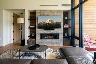 Building Photo - 4 Lakewood Dr