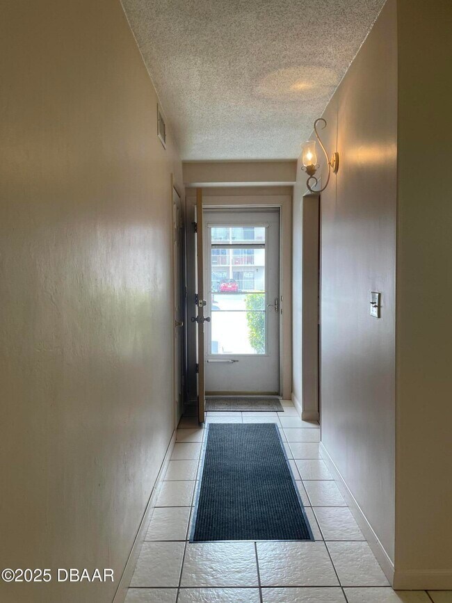 Foto del edificio - 2801 N Halifax Ave