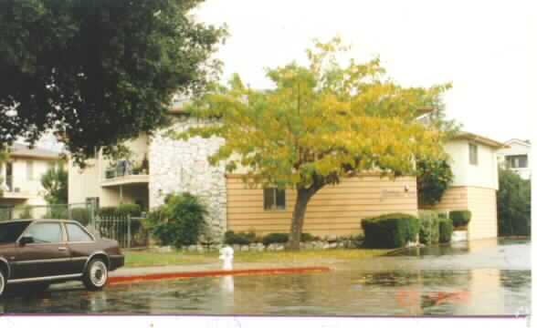 Foto del edificio - 681 Bellflower Ave