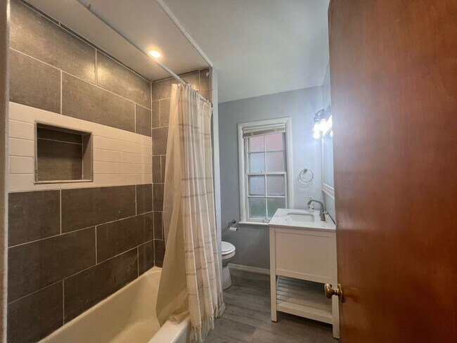 Foto del edificio - 13770 Cedar Rd