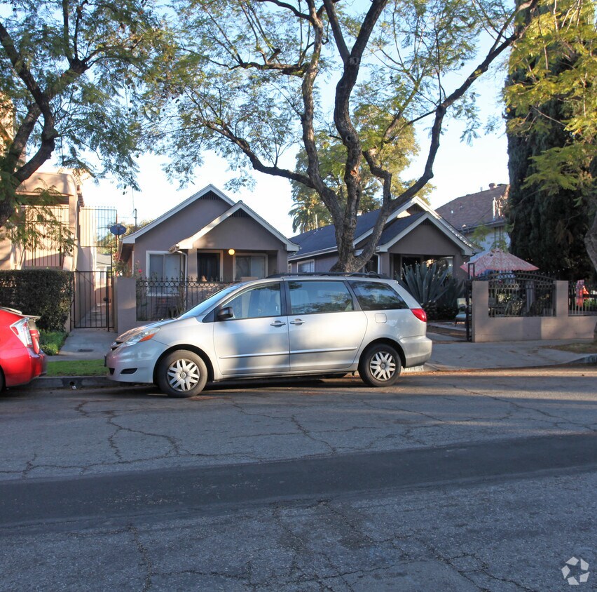 Foto principal - 4611-4613 Russell Ave