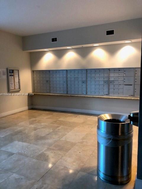 Foto del edificio - 14951 Royal Oaks Ln
