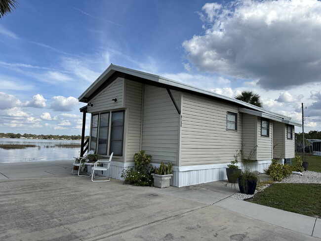 Foto del edificio - "Charming 1Bedroom Lake Front Mobile Home ...