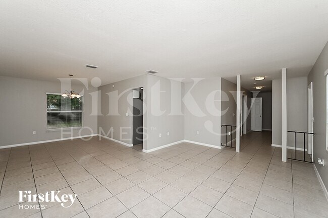 Building Photo - 718 Kingswood Loop