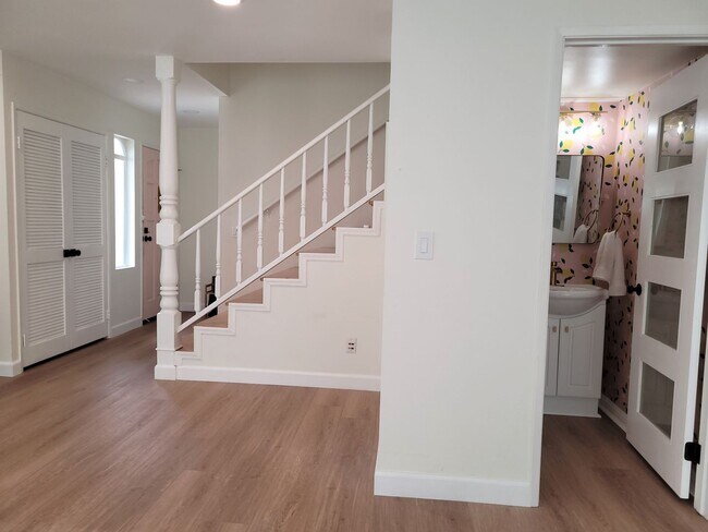 Foto del edificio - Upgraded townhome in central location !