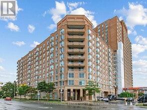 Building Photo - 11 Thorncliffe Park Dr