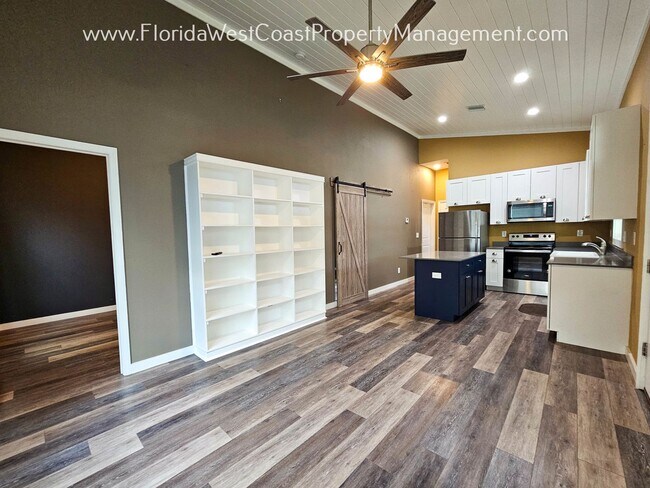 Foto del edificio - ADORABLE 2 BEDROOM/1 BATH COTTAGE! BRADENTON! ANNUAL LEASE!