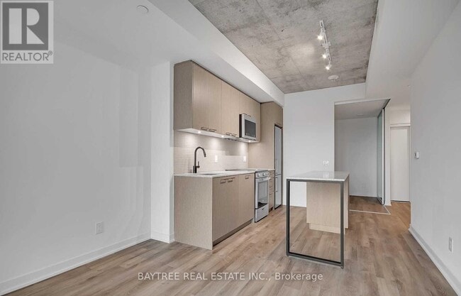 Photo du bâtiment - 1808 St Clair Ave W