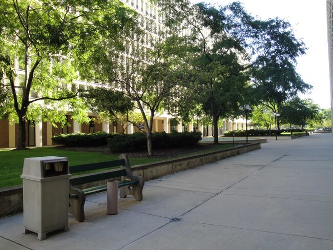 Court Yard - 1400 E 55th St