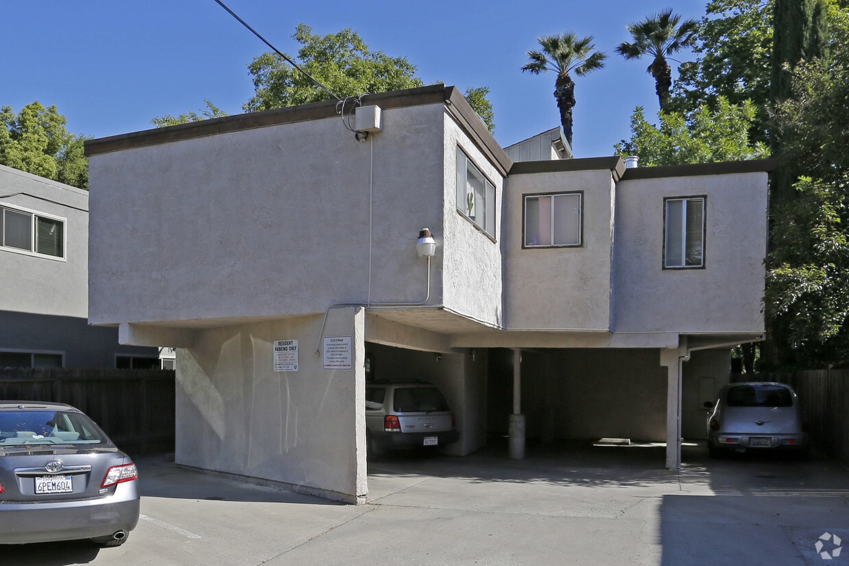 Building Photo - 2116 D St