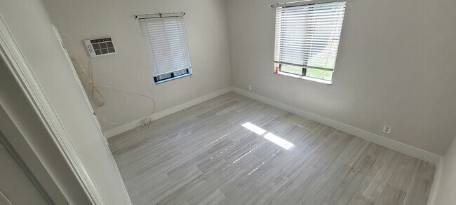 Foto del edificio - 927 NE 122nd St