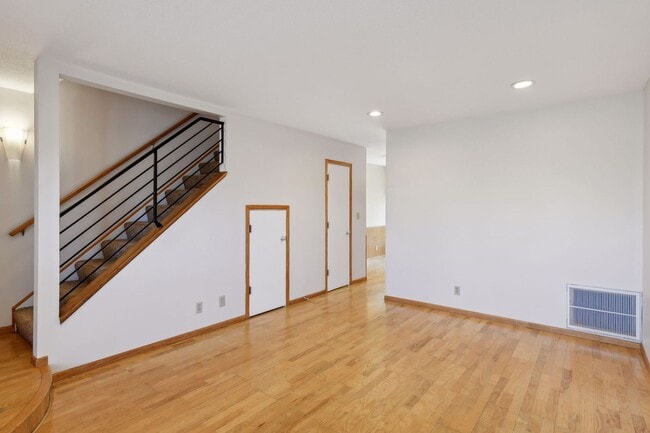 Foto del edificio - Edina Townhome w/ Pool!