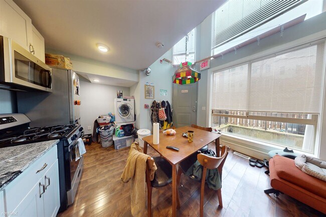 Foto del edificio - 2 br, 2 bath 4plex - 1731 RIDGE AVE Unit CU2