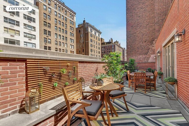 Building Photo - 40 E 72nd St
