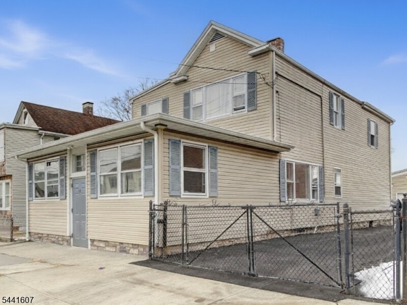 Building Photo - 27 Honiss St