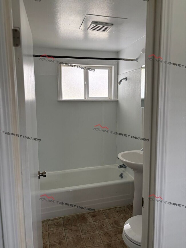 Building Photo - R72B