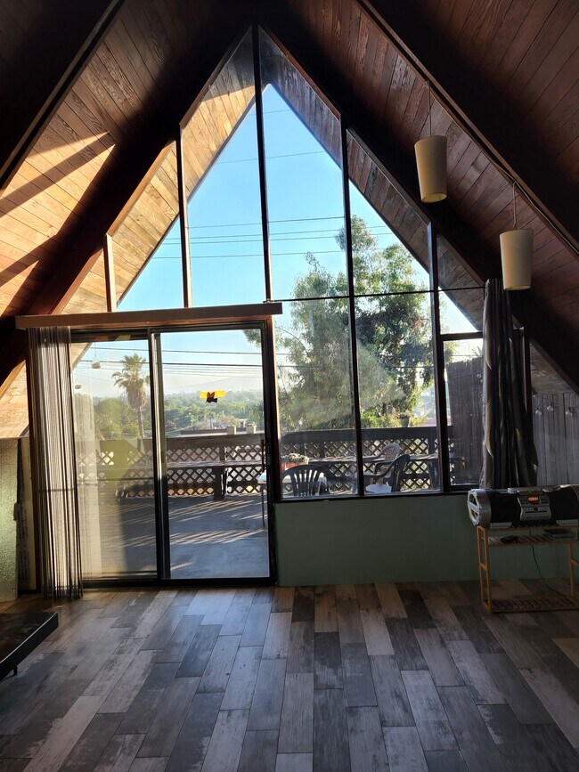 Foto del edificio - 3367 N Crest Dr