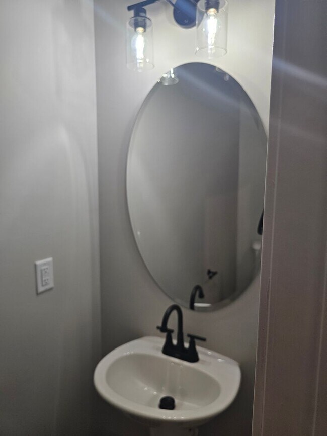 Foto del edificio - Like New- Immaculate 2-Story Home w/ 3 Bedroom 2.5 Bath with Loft Area.