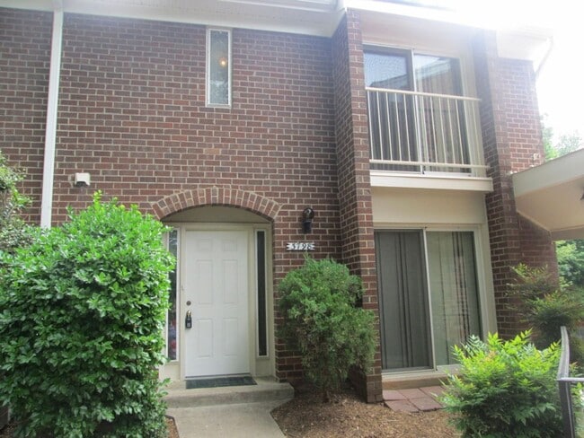 Building Photo - Classic and Charming 3 Bedrood 2.5 Bathroo...