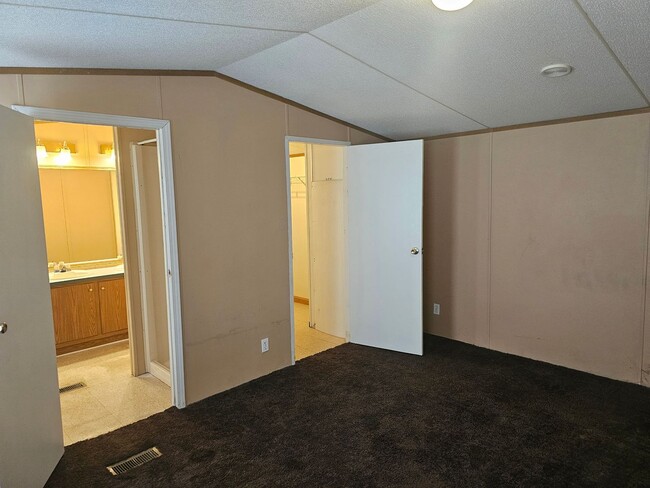 Building Photo - 3 bed 2 Bath Mobile Home for Rent