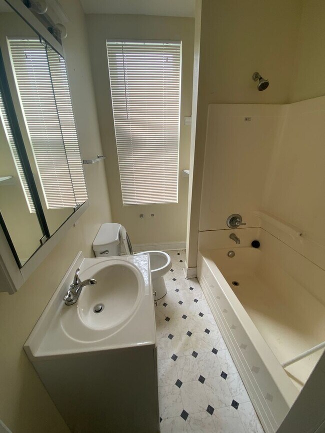 Building Photo - Large Home in Park Hills