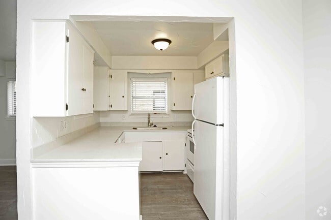 1BR,1BA - 700SF - KITCHEN - 2313 N Fitzhugh Ave