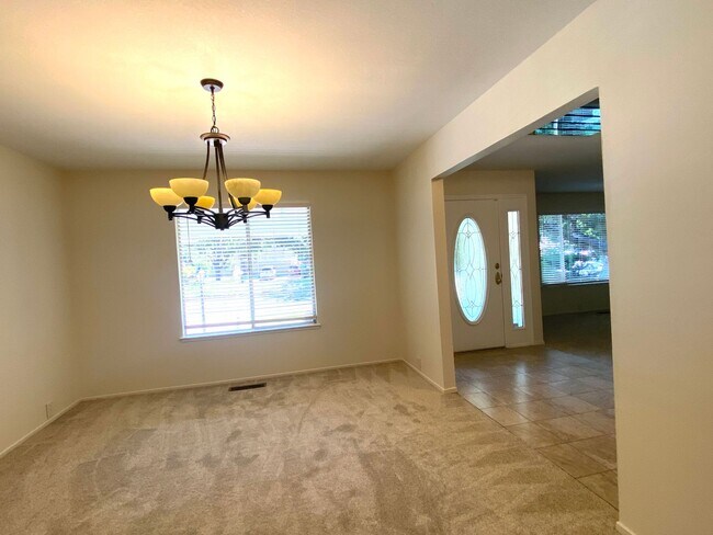 Foto del edificio - Pleasanton Single Story House 4 bed/2 bath, Downtown next to Amador Valley High! Great Location