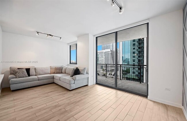 Foto del edificio - 999 SW 1st Ave