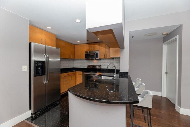 Foto del edificio - 102 Christopher Columbus Dr