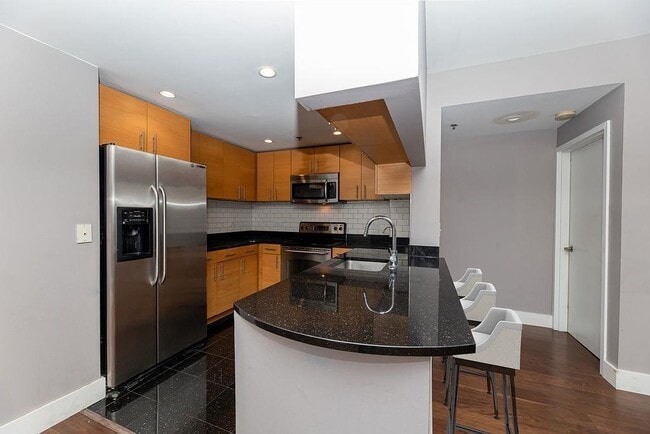 Building Photo - 102 Christopher Columbus Dr