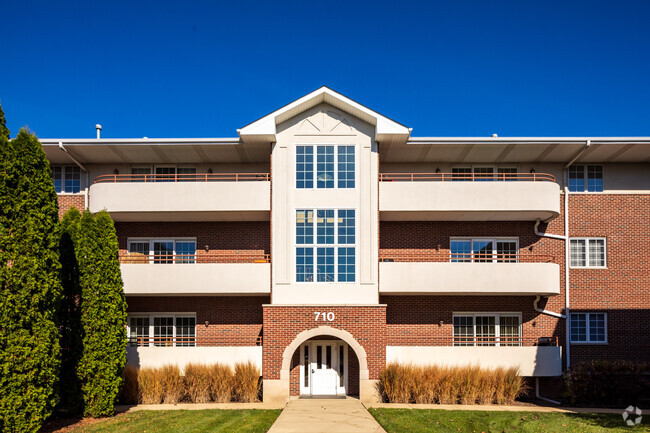 Entrada - Courtyards Of Westmont