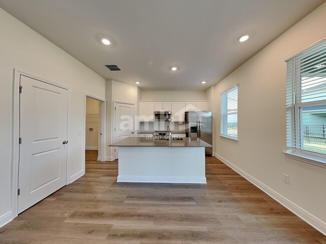 Foto del edificio - 5998 Pinewood Ests Dr